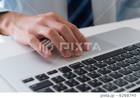 キーボードを打つ男性の手元の写真素材
