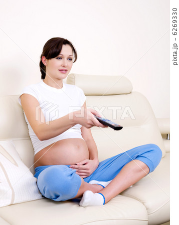 pregnant watching tv 6269330