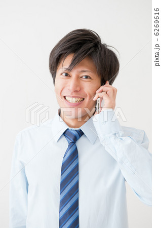 スマートフォンを持つビジネスマン 6269616