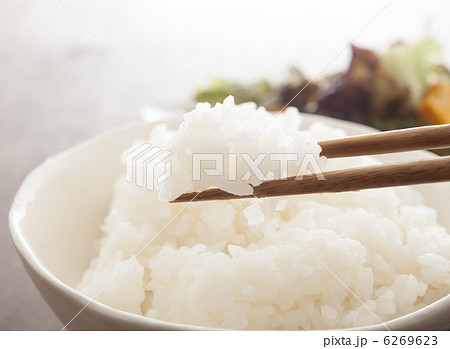 炊きたての白ご飯と箸を持つ手(日本の家庭料理イメージ) 炊きたての白ご飯と箸を持つ手(日本の家庭料理イメージ) 6269623