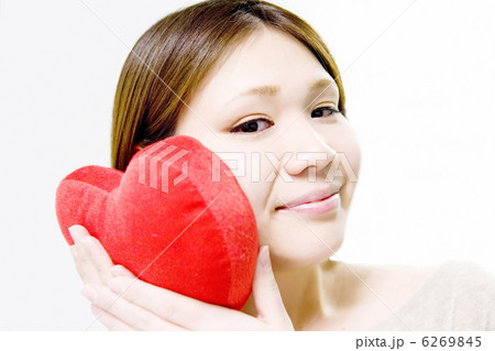 ハートを持つ女性 6269845