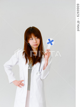 不正解を示す女医、白衣と聴診器、白背景 不正解を示す女医、白衣と聴診器、白背景 6269909