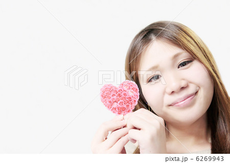 バラのハートカードを持つ笑顔の女性 6269943