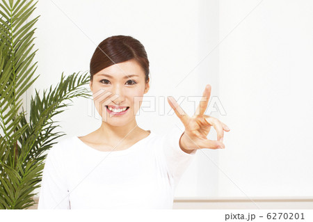 ピースする若い女性 6270201