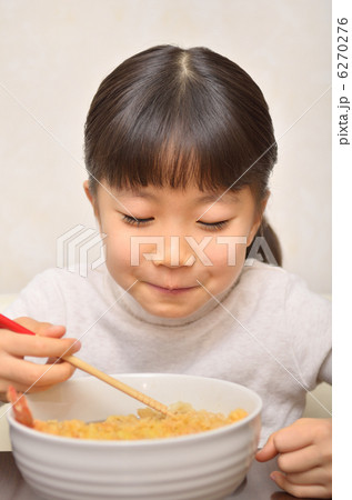 天ぷらうどんを食べる女の子 6270276