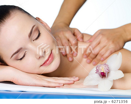 Massage on the shoulder 6271356