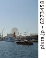 神戸港と帆船型遊覧船（背景にモザイクガーデン大観覧車） 6273458