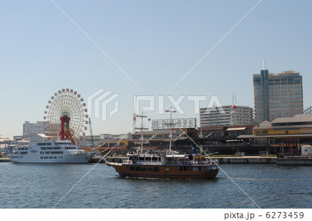 神戸港と帆船型遊覧船（背景にモザイクガーデン大観覧車） 6273459