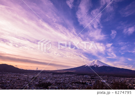 富士吉田市からの朝焼けの富士山 6274795