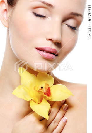 Pretty fresh clean female face with a flower Pretty fresh clean female face with a flower 6276031