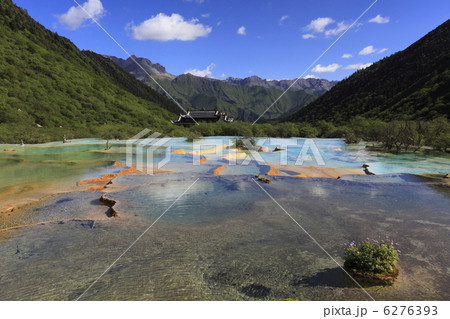 黄龍　初夏の五彩池と黄龍寺 6276393