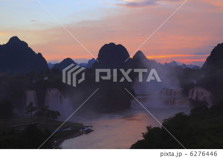 夕日に染まる徳天瀑布 6276446