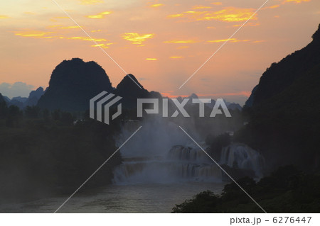 夕日に染まる徳天瀑布 6276447