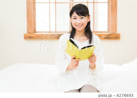 ベッドで本を読む女性 6276693