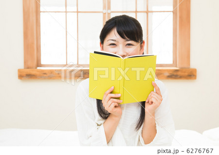 ベッドで本を読む女性 ベッドで本を読む女性 6276767