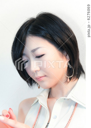 清楚な女性(見つめる、夢中、作業、動作、携帯電話) 清楚な女性(見つめる、夢中、作業、動作、携帯電話) 6276869