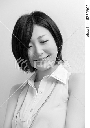 可憐な女性 モノクロ 美人 日本美人 和風 の写真素材