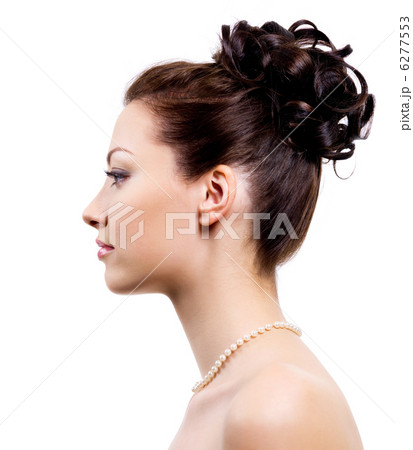 young bride with wedding hairstyle 6277553