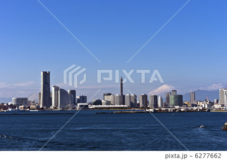 横浜みなとみらい21と富士山の風景 6277662