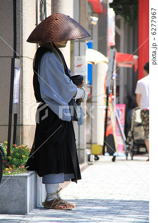 鎌倉駅前の街角に立つ托鉢の僧侶の写真素材 [6277967] - PIXTA