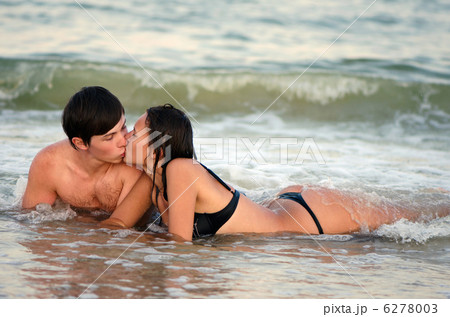 Young couple kissing 6278003