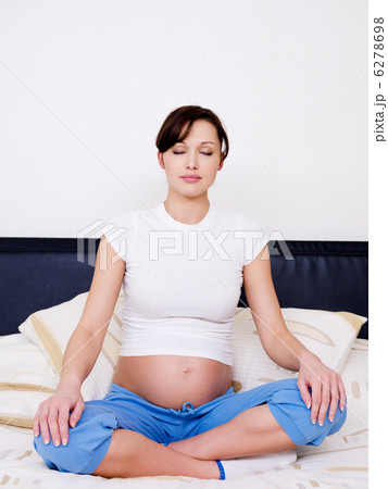 pregnant woman meditating 6278698