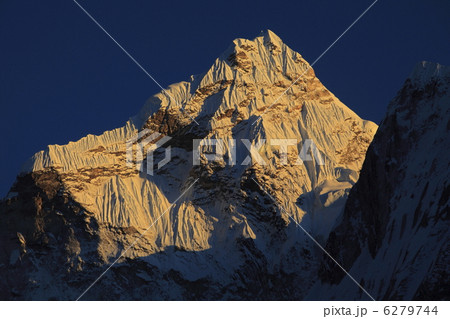 夕日を浴びるアマダブラム 6279744