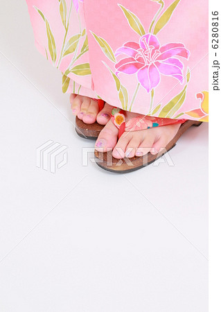 ピンクの浴衣を着た女性の足元 ピンクの浴衣を着た女性の足元 6280816
