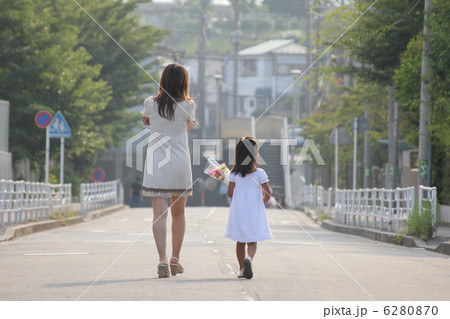 主婦と子ども道端にて 主婦と子ども道端にて 6280870