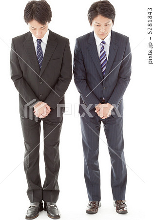 お辞儀する二人のビジネスマンの写真素材