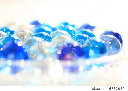 青と透明のビー玉 反射光 白バックの写真素材 622
