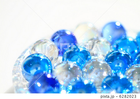 青と透明のビー玉 反射光 白バックの写真素材 623