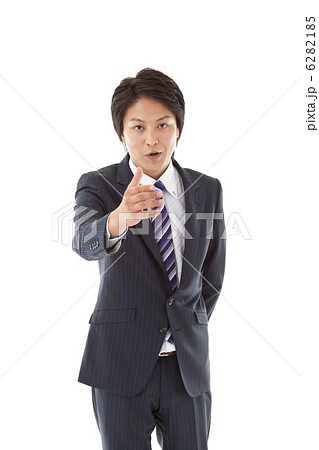 手を差し出しているビジネスマン 手を差し出しているビジネスマン 6282185