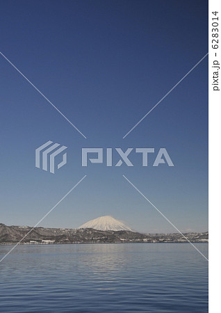 冬の洞爺湖と羊蹄山 冬の洞爺湖と羊蹄山 6283014