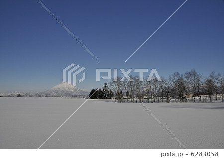 雪原と羊蹄山 6283058