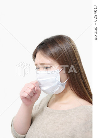 咳をする女性横向き 6284017