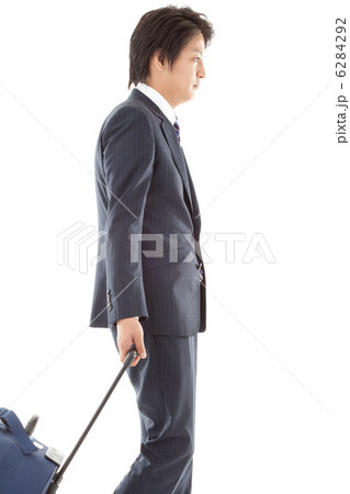 出張中の若いビジネスマン 出張中の若いビジネスマン 6284292