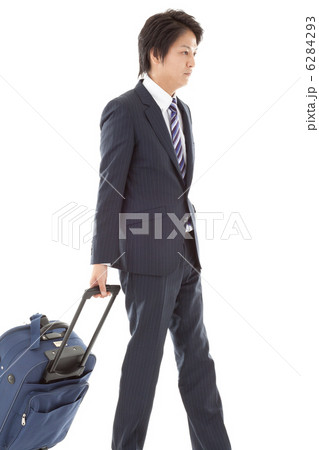 出張中の若いビジネスマン 出張中の若いビジネスマン 6284293