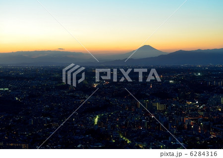 横浜ランドマークタワーからの夕景 富士山 横浜ランドマークタワーからの夕景 富士山 6284316