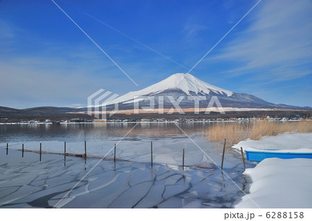 雪景色の山中湖と富士山 6288158
