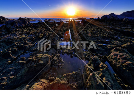 根本海岸屏風岩の落日 6288399