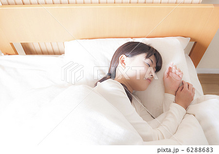 熟睡イメージ　若い女性 6288683