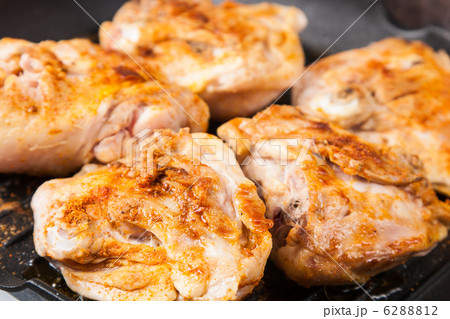 cook chicken  with spice on frying pan 6288812