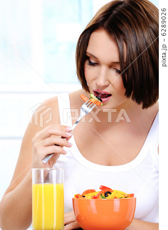 girl of pleasant appearance eats vegetable salad girl of pleasant appearance eats vegetable salad 6289026