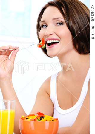 vegetarian woman eats useful vegetable food vegetarian woman eats useful vegetable food 6289027