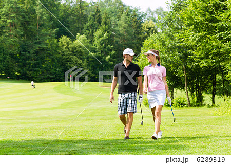 Young sportive couple playing golf on a course 6289319