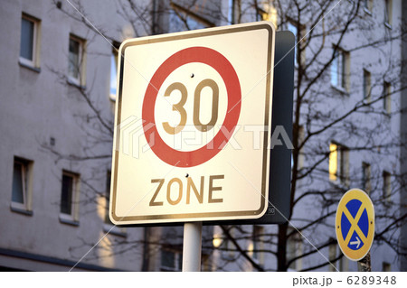 30km/h制限区域の標識 6289348
