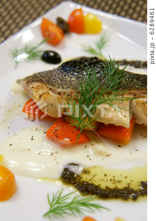 スズキのポワレ ジャガイモとブラックオリーブのソースで スズキのポワレ ジャガイモとブラックオリーブのソースで 6289461