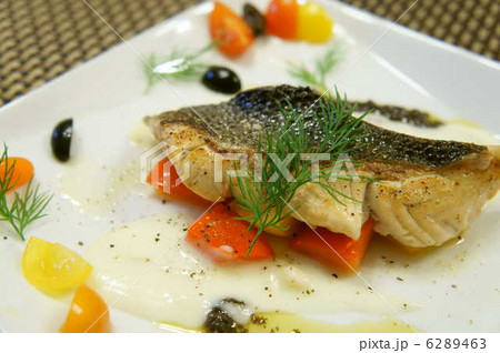 スズキのポワレ　ジャガイモとブラックオリーブのソースで 6289463