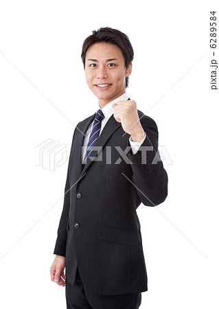 ガッツポーズをしている若いビジネスマン 6289584
